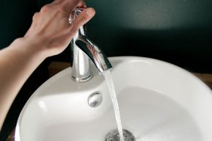 dechlorinate tab water